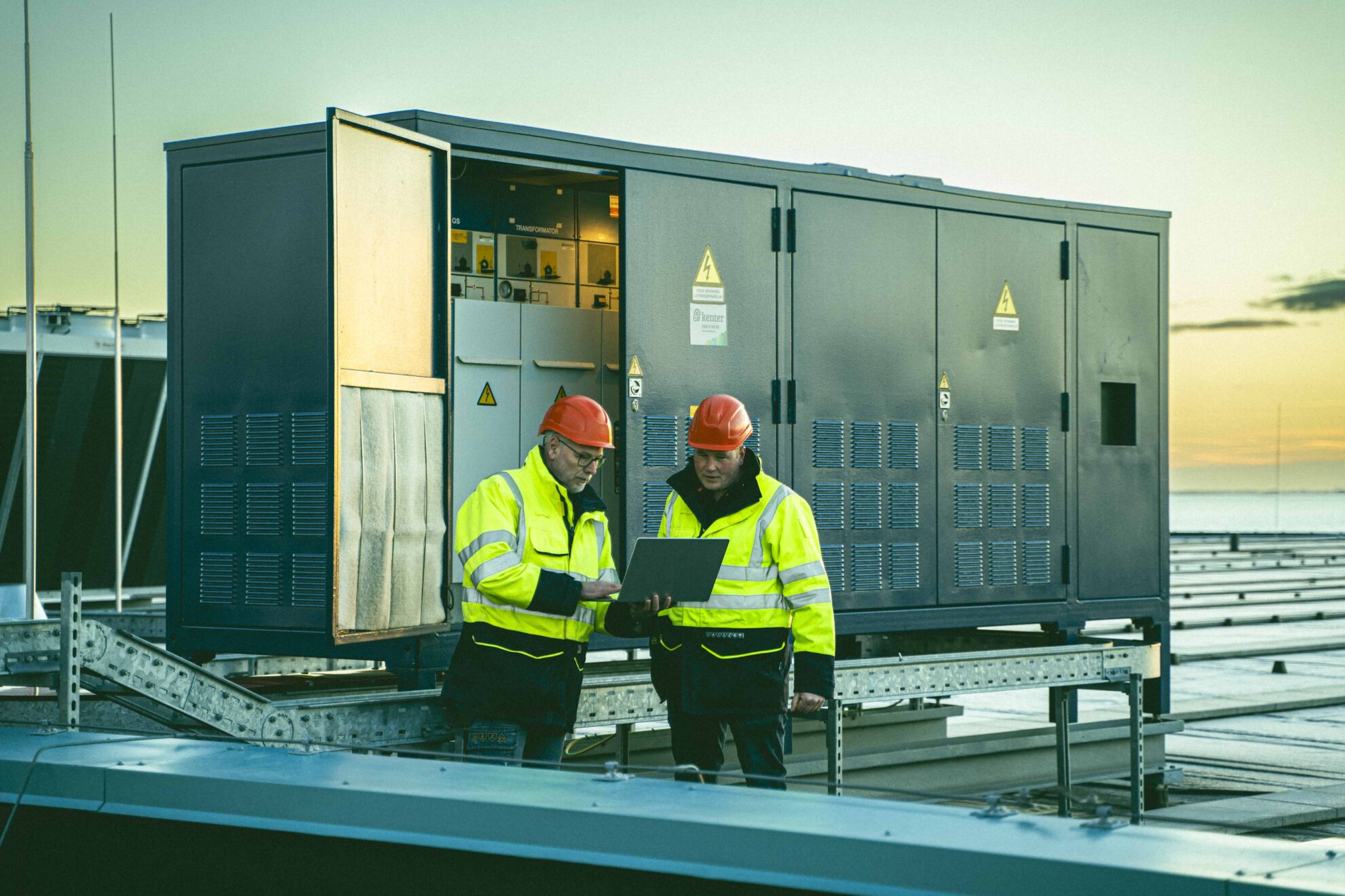 Medewerkers van Kenter voor een transformatorstation