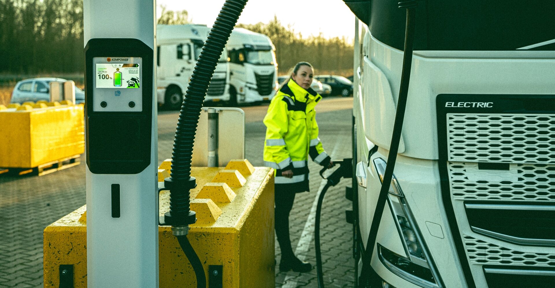 Het slim laden van elektrische vrachtwagen