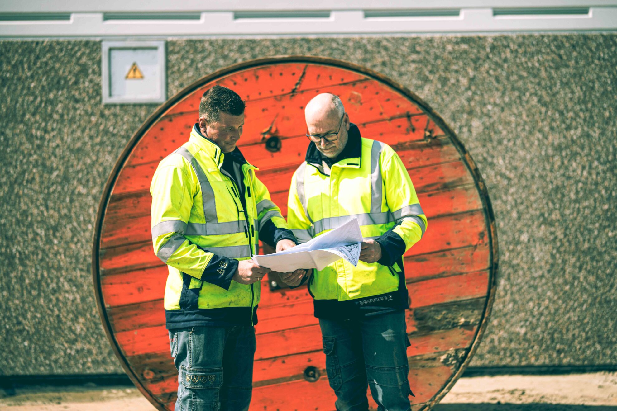 Twee medewerkers op de bouwplaats.