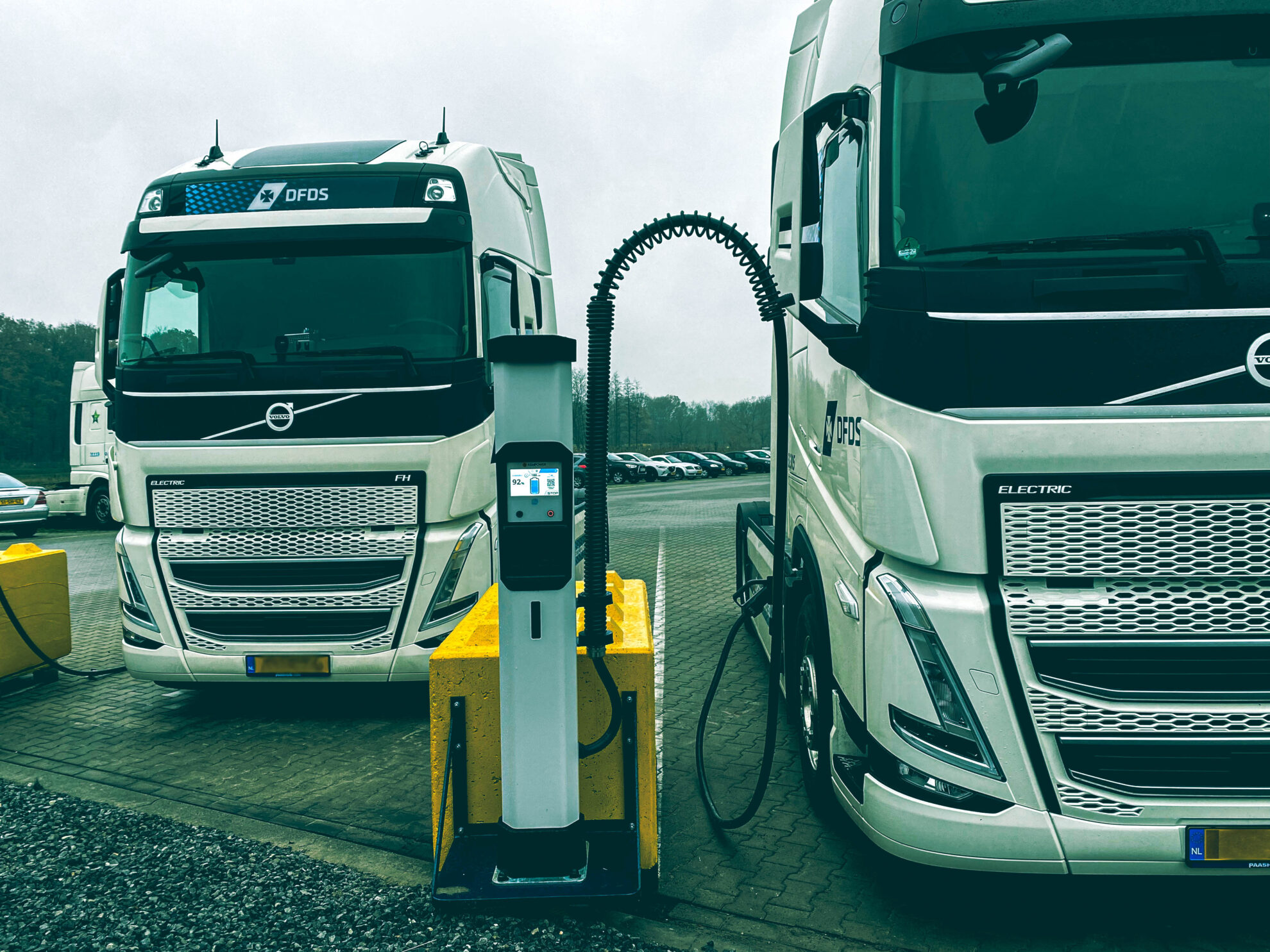 Twee vrachtwagens op een elektrisch vrachtwagenpark.